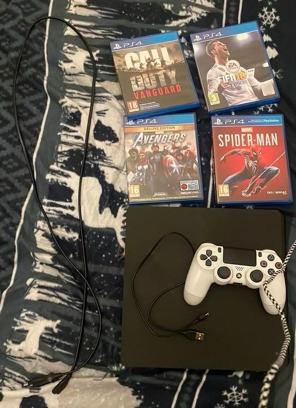 PS4 Slim  +  2 controllers + 4 games, Games en Spelcomputers, Games | Sony PlayStation 4, Gebruikt, Ophalen of Verzenden