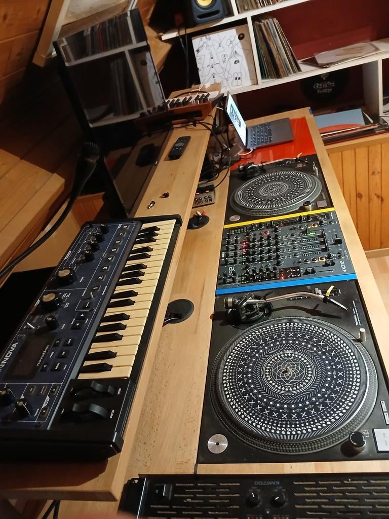 Te koop: High-End Professionele DJ‑Booth–Massief Berkenhout, Ophalen, Zo goed als nieuw