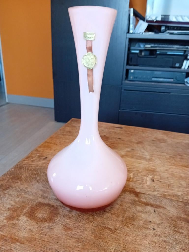 Vase en opaline rose