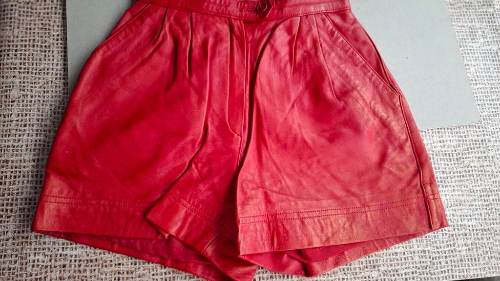 Leuke rode leren short S nieuw 37 cm, Kleding | Dames, Overige typen, Nieuw, Ophalen of Verzenden, Maat 36 (S)