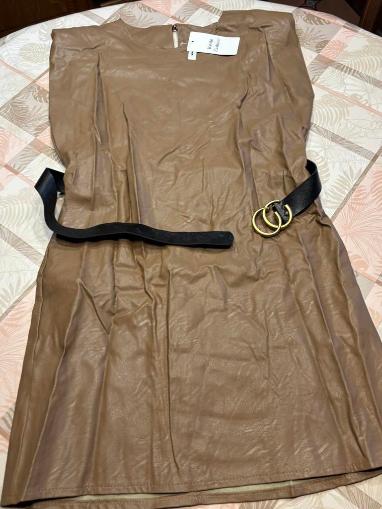Nieuwe skai lederen jurk zonder mouwen,met riem., Kleding | Dames, Jurken, Maat 38/40 (M), Bruin, Nieuw, Ophalen of Verzenden