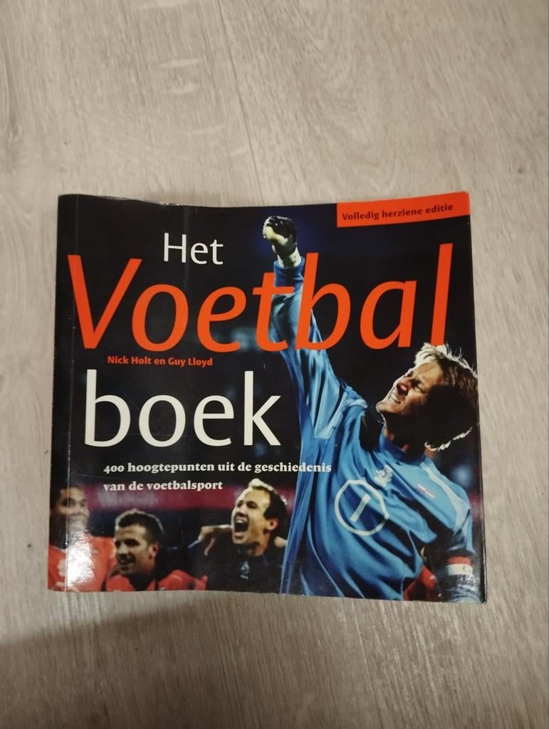N. Holt - Het Voetbalboek, voetbalfans, Ophalen of Verzenden, N. Holt; G. Lloyd; M. Gonnella