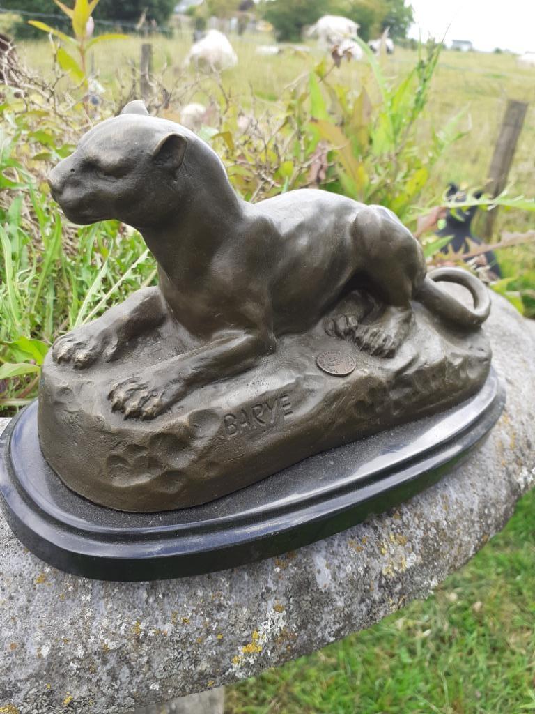 Superbe panthère couchée en bronze signé sur socle marbre, Antiquités & Art, Enlèvement ou Envoi, Bronze
