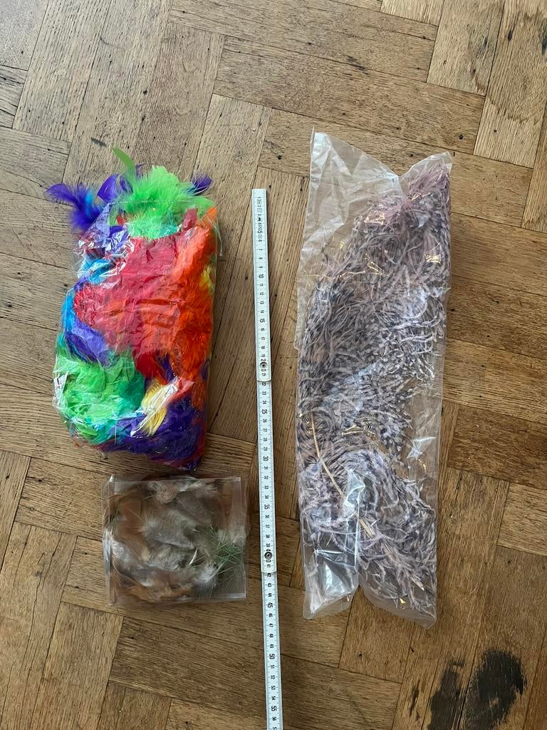 Lot de plumes naturelles couleurs rouge vert bleu, Hobby & Loisirs créatifs, Comme neuf
