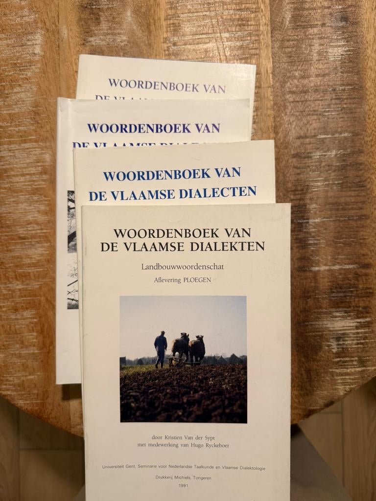 4 boeken uit de reeks: Woordenboek van de Vlaamse Dialecten, Ophalen of Verzenden, Zo goed als nieuw, Overige uitgevers, Nederlands