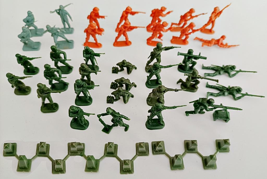 Set de 36 Soldats allemands/britaniques en plastique, 2 cm, Enlèvement ou Envoi, Utilisé, 1:35 à 1:50, Personnage ou Figurines