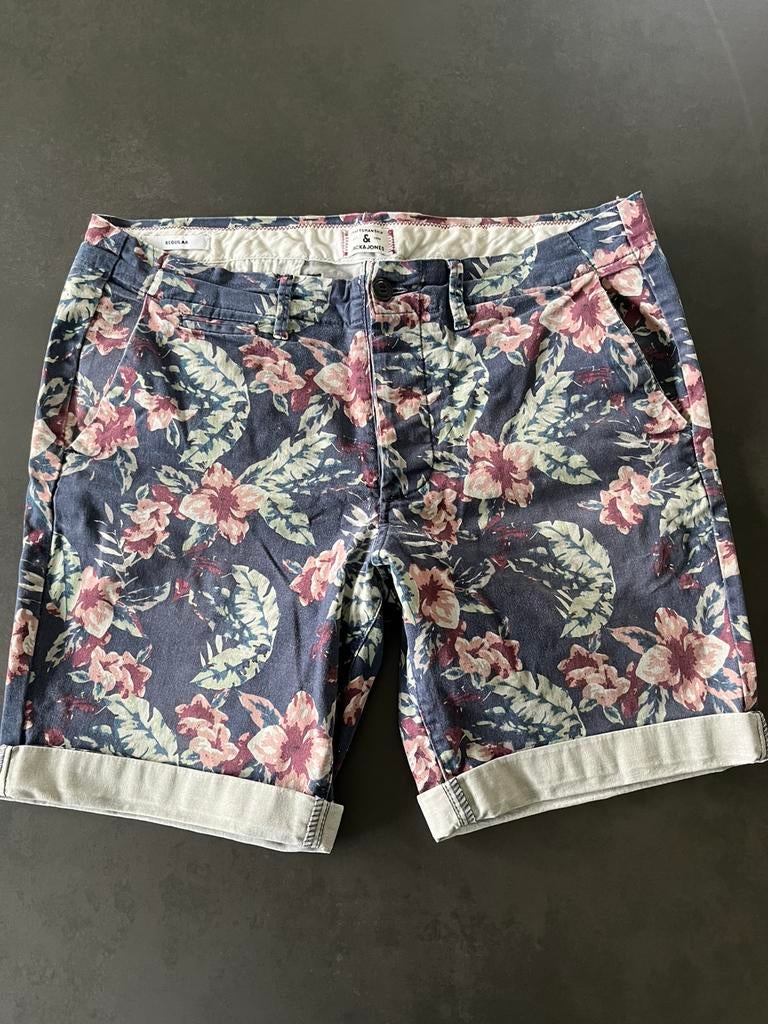 Jack & Jones blauwe short met bloemen. Maat M. Goede staat., Kleding | Heren, Broeken en Pantalons, Ophalen of Verzenden, Gedragen