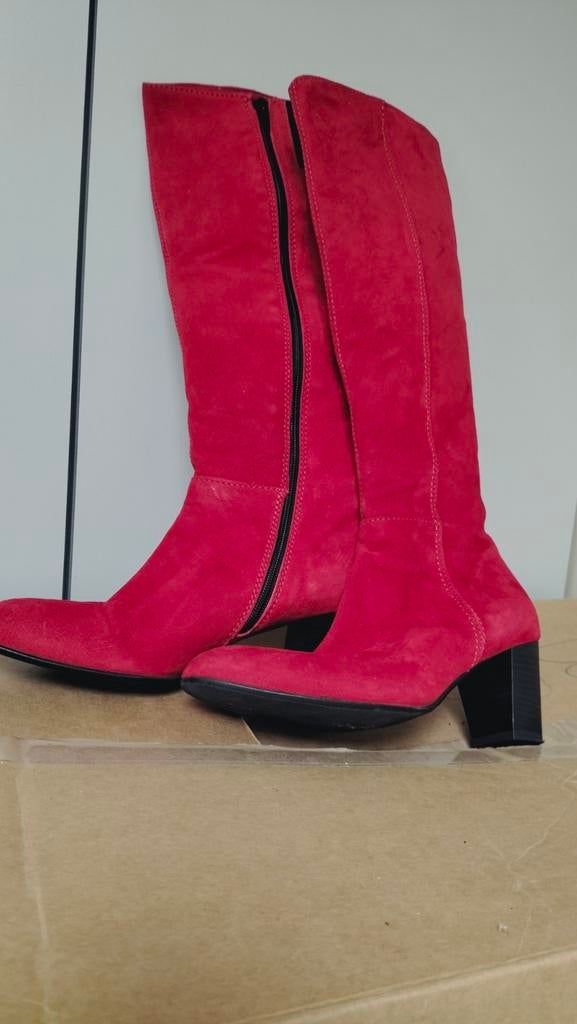 Supermooie rode laarzen in zacht fluweel-aspect 38, Kleding | Dames, Hoge laarzen, Ophalen of Verzenden, Zo goed als nieuw, Rood