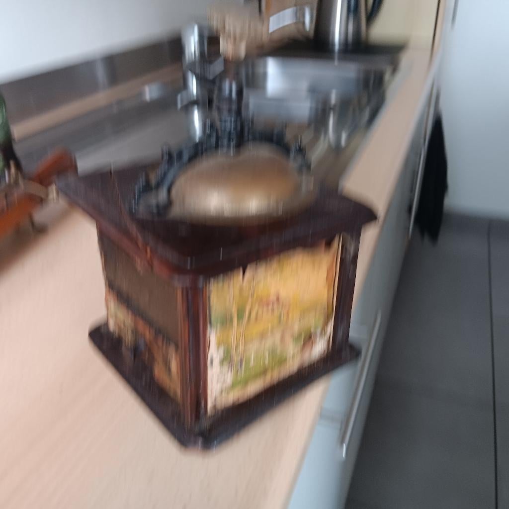 Antieke koffiemolen, Ophalen