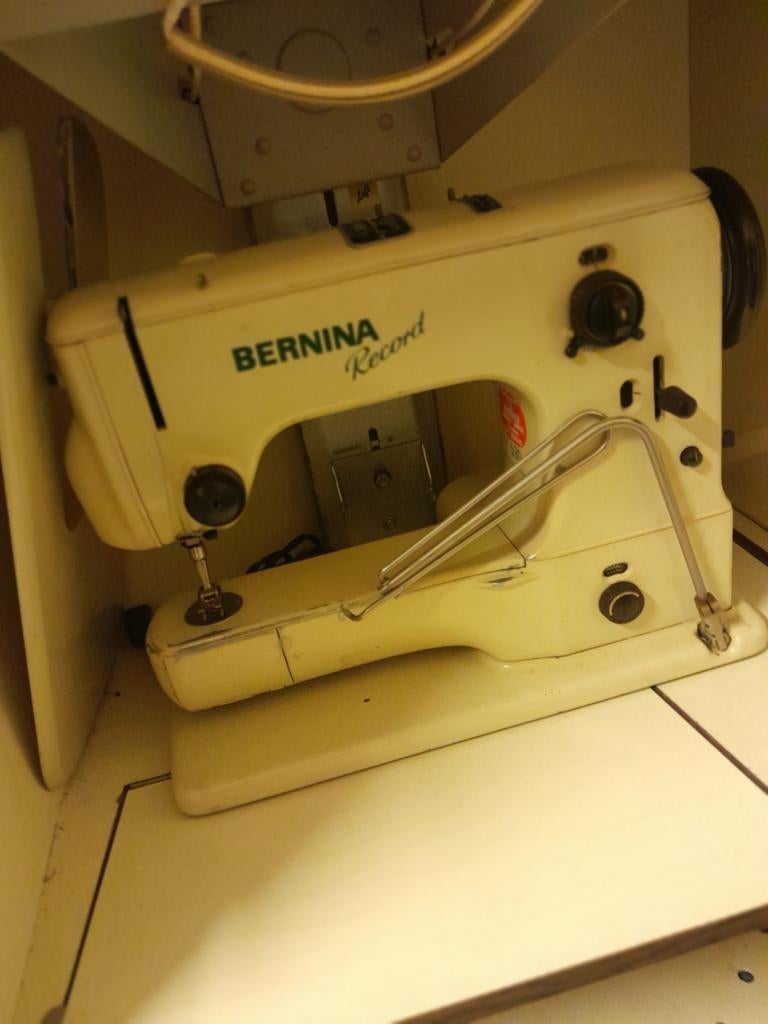 Oude naaimachine, Ophalen, Naaimachine, Bernina
