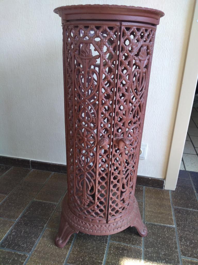Antiek buitenwerk van oud stoofje, Ophalen