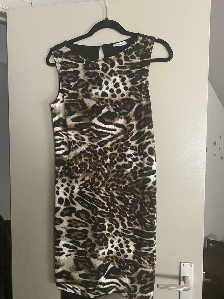 Belle robe léopard doublée taille 40 très bon état, Comme neuf, Taille 38/40 (M), Noir