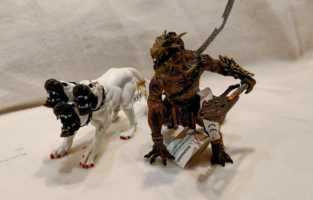 Papo Mutant Dragon et Helldog Cerberus, Enlèvement