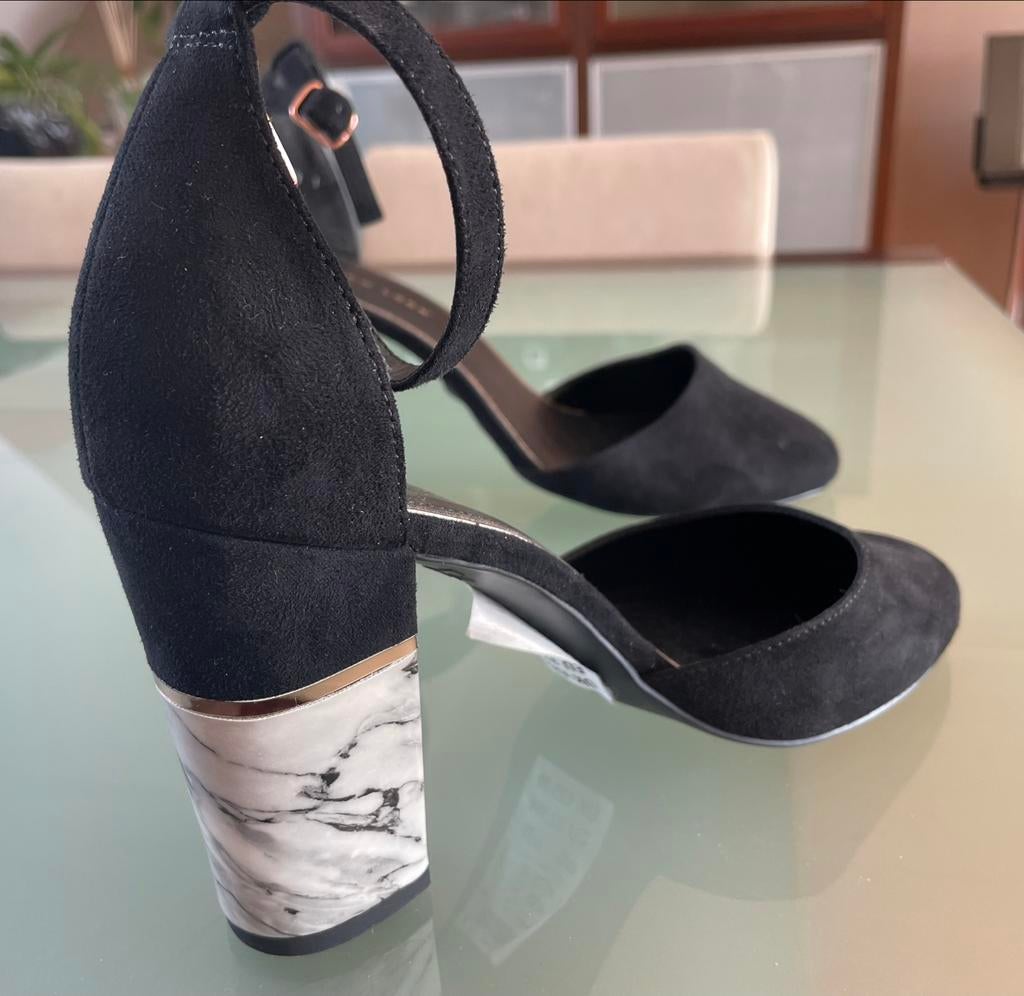 Chaussure femme avec talon spécial taille 39 - NEUF, Neuf, Chaussures à haut talons, Enlèvement, Noir