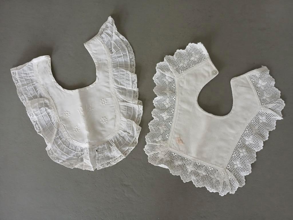 2 antieke babyslabbetjes met kant, Antiek en Kunst, Antiek | Kleding en Textiel, Ophalen of Verzenden