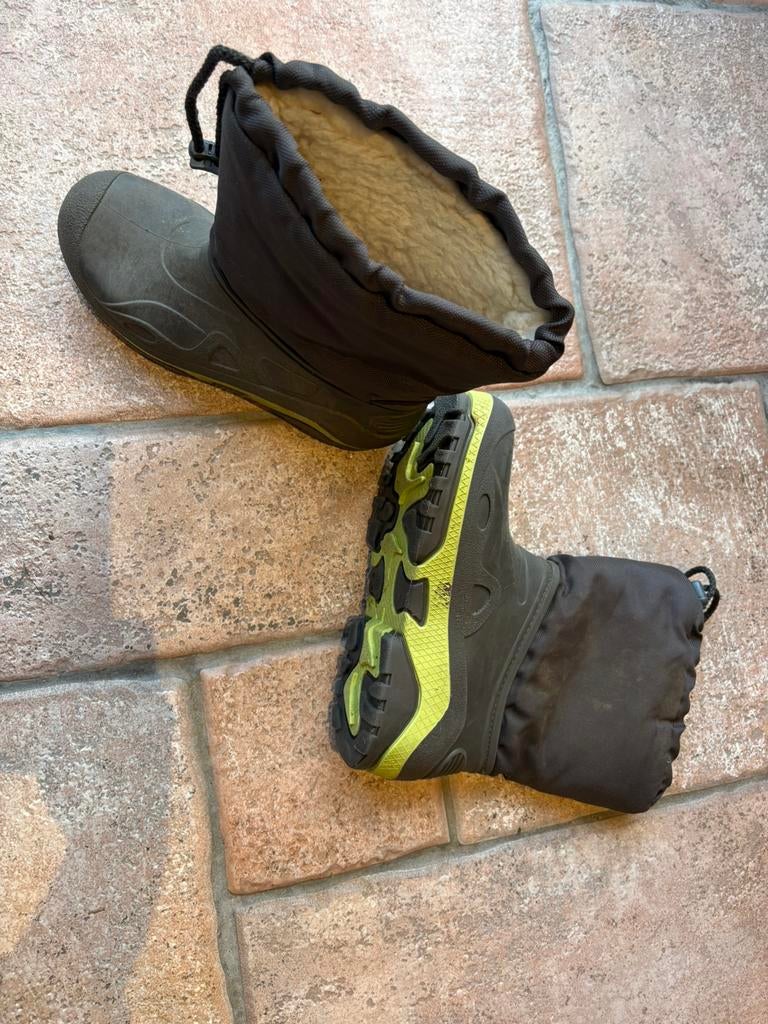 Bottes fourrées neige 33 34, Enlèvement, Utilisé
