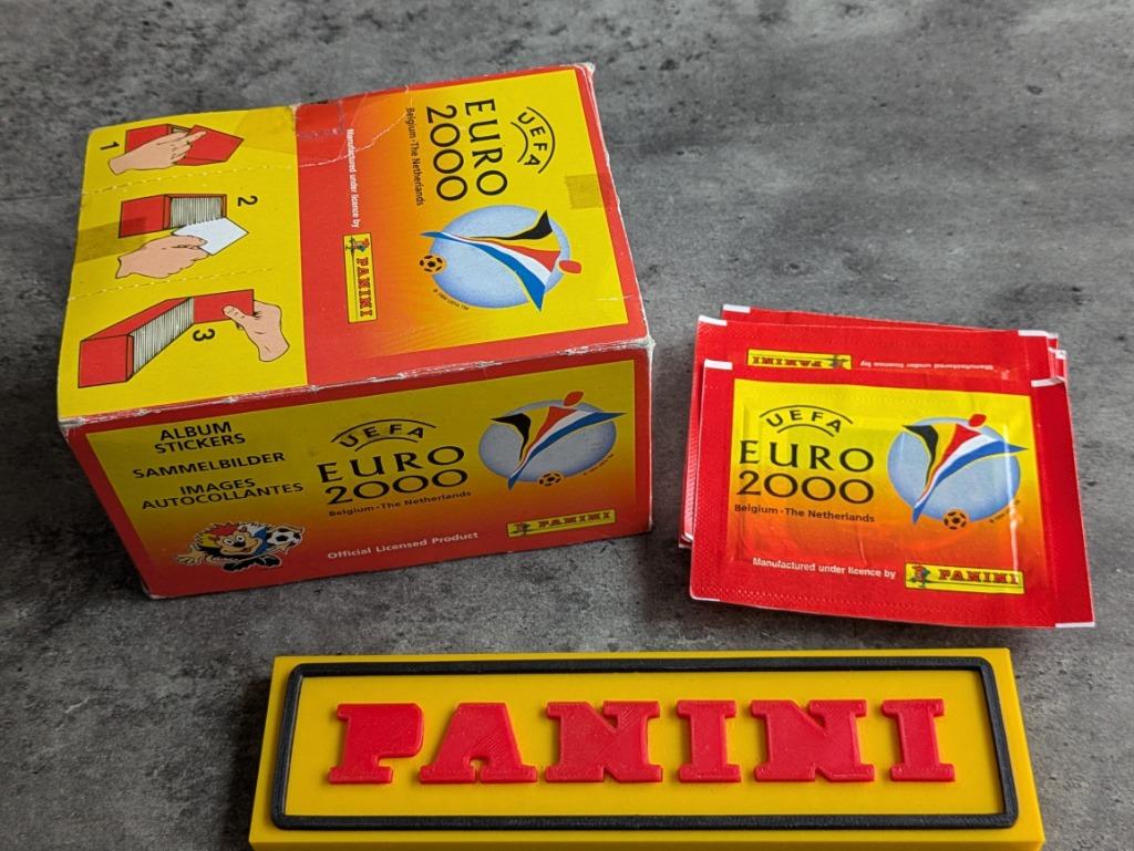PANINI LEGE BOX EURO 2000 +10 ZAKJES 50 STICKER, Hobby en Vrije tijd, Stickers en Plaatjes, Sticker, Verzenden