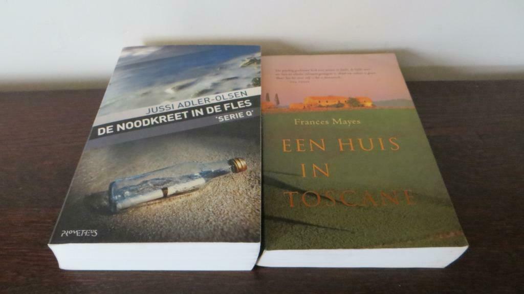 DE NOODKREET IN EEN FLES en EEN HUIS IN TOSCANE 2bkn / 1BET., Ophalen of Verzenden, Zo goed als nieuw, ADLER-OLSEN & MAYES