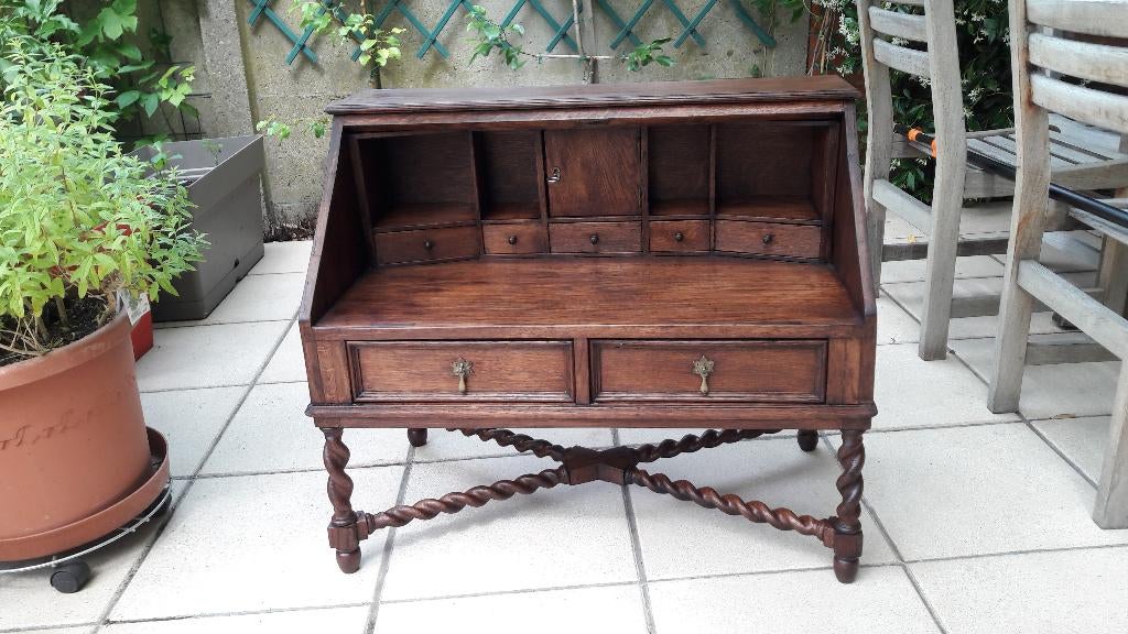 bureau de jeu ancien pour enfants, Enlèvement