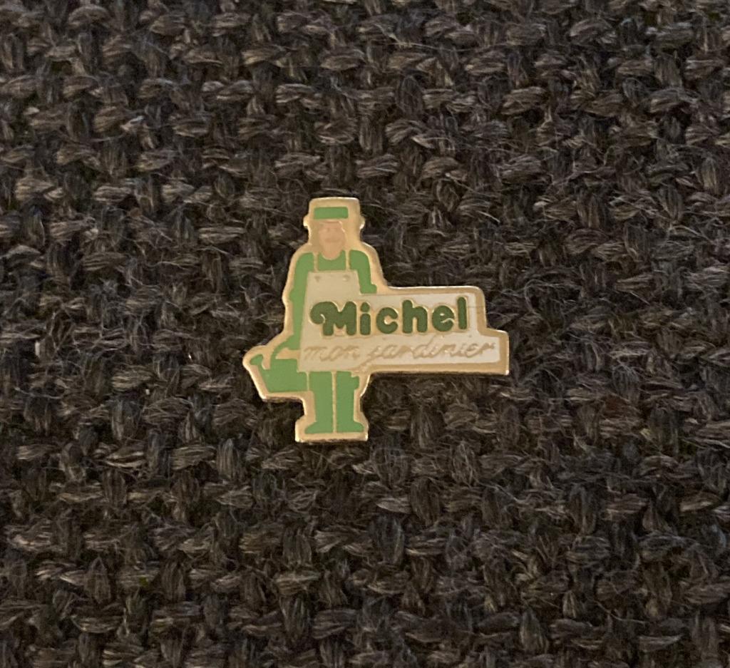 PIN - MICHEL - MON JARDINIER, Envoi, Utilisé, Autres sujets/thèmes, Insigne ou Pin's