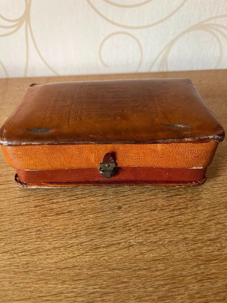Oude missaal Latijn / Nederlands in leren pochette, Ophalen of Verzenden