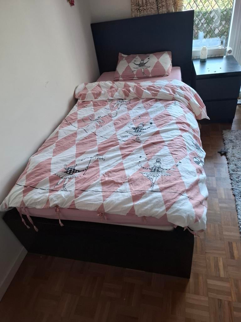 Lit et chevet de lit ikea 200x90  avec matelas, Ophalen