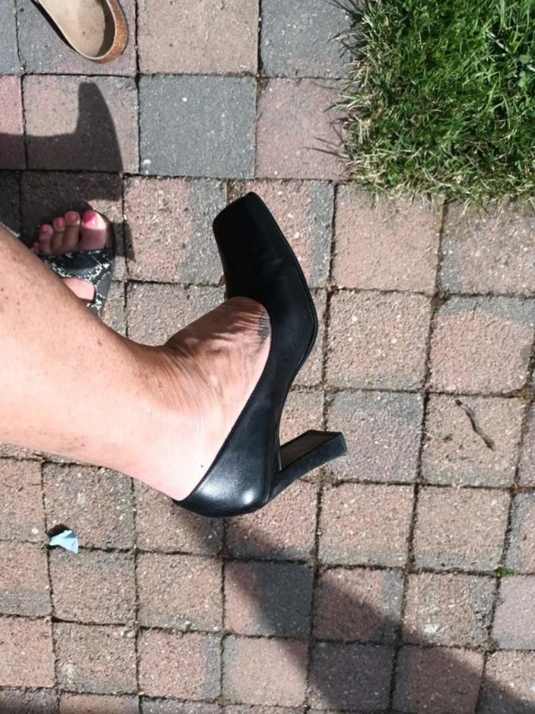 Livraison gratuite talons de fête en cuir noir de luxe taill, Chaussures à haut talons, Comme neuf, Noir, Envoi