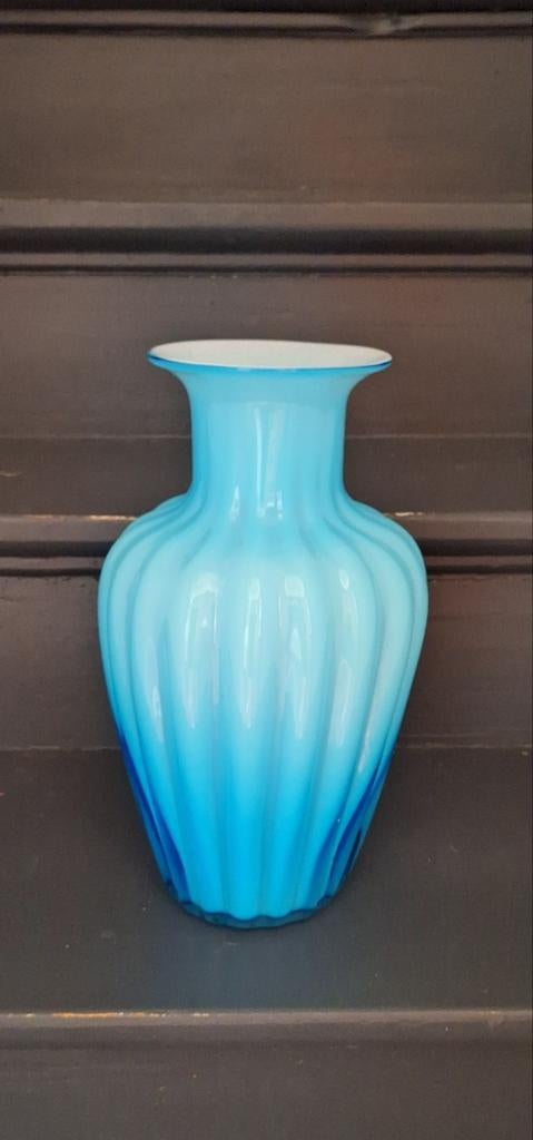 Vase en verre opalin bleu soufflé Fenton, Ophalen of Verzenden, Gebruikt, Blauw, Glas