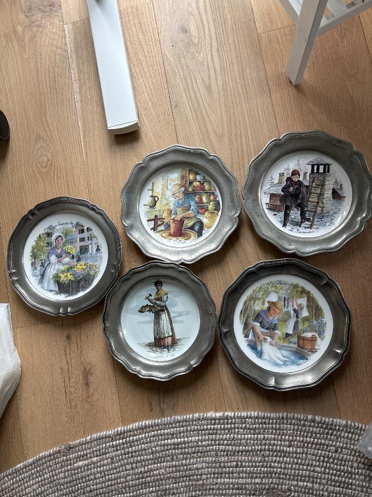 Wanddecoratie - borden van porselein en metaal 5x, Ophalen, Gebruikt