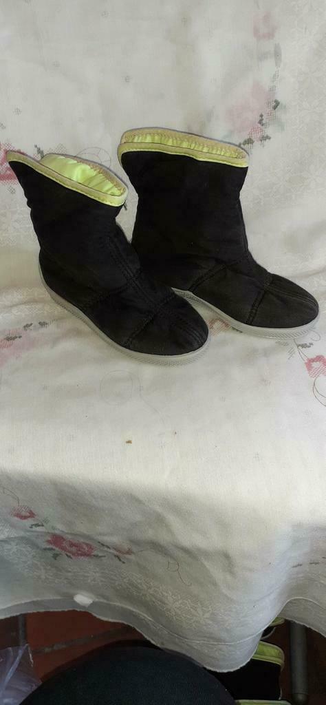 Paire de pantoufles botte caoutchouc et tissu pt 27, Enlèvement ou Envoi, Comme neuf, Pantoufles