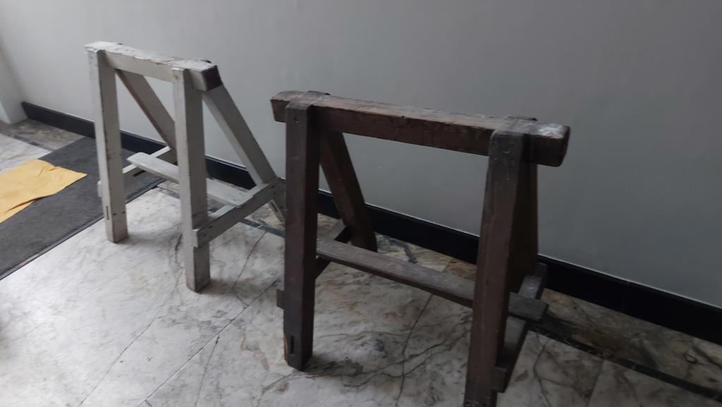 2 vieux tréteaux robustes en plein bois, Enlèvement