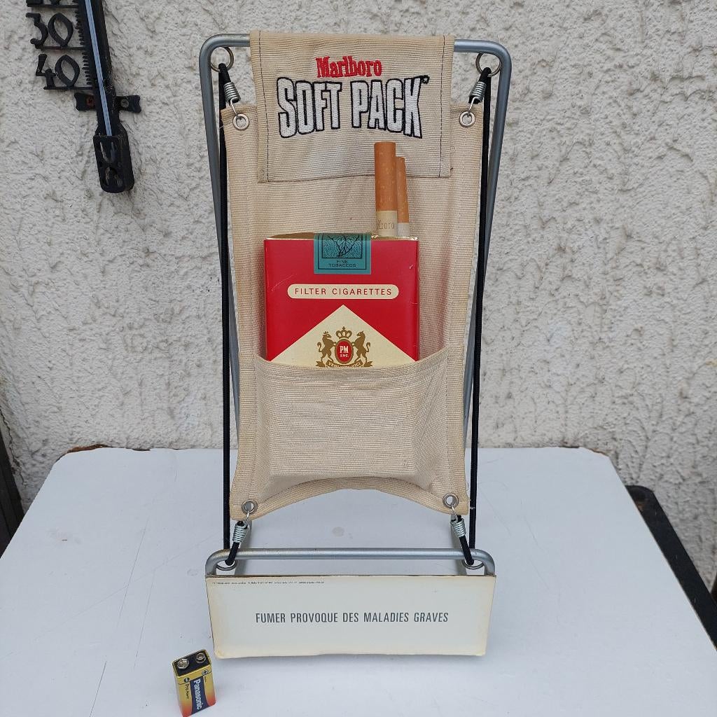 MARLBORO STANDAARD METALEN DECORATIE SOFTPACK SIGARET 1990, Verzamelen, Ophalen of Verzenden, Gebruikt, Gebruiksvoorwerp