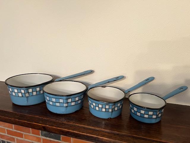 4 casseroles émaillées anciennes, Enlèvement