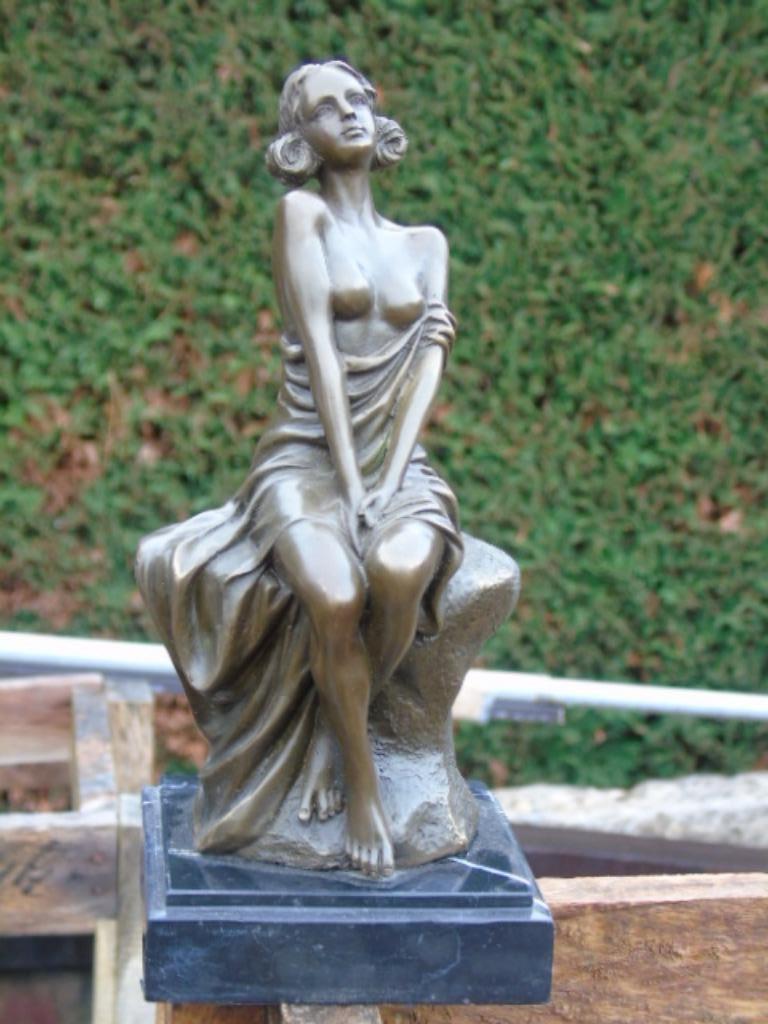 Vrouw met blote borsten op bronzen rots gesigneerd, CESARO, Antiek en Kunst, Ophalen, Brons