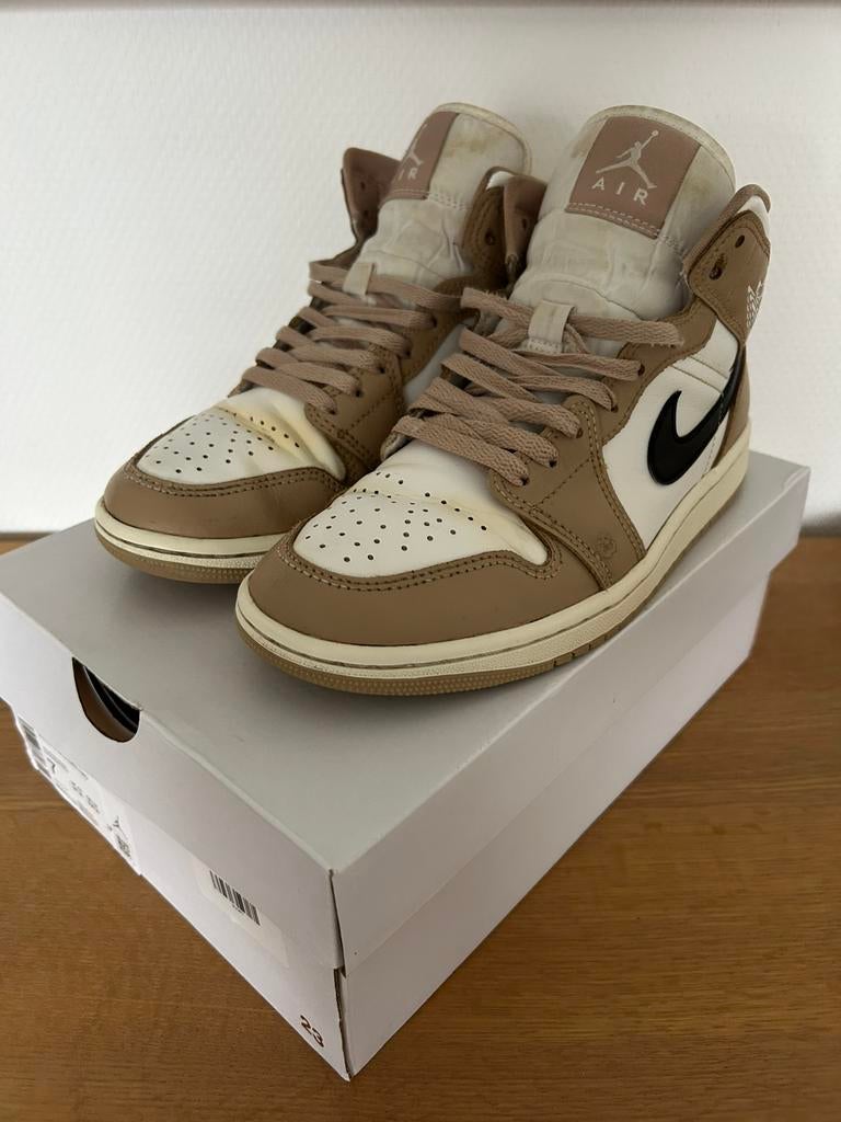 Ecru en bruine Nike Air Jordan 1 Mid Black Dessert maat 38, Beige, Nike Jordan, Ophalen of Verzenden, Sneakers