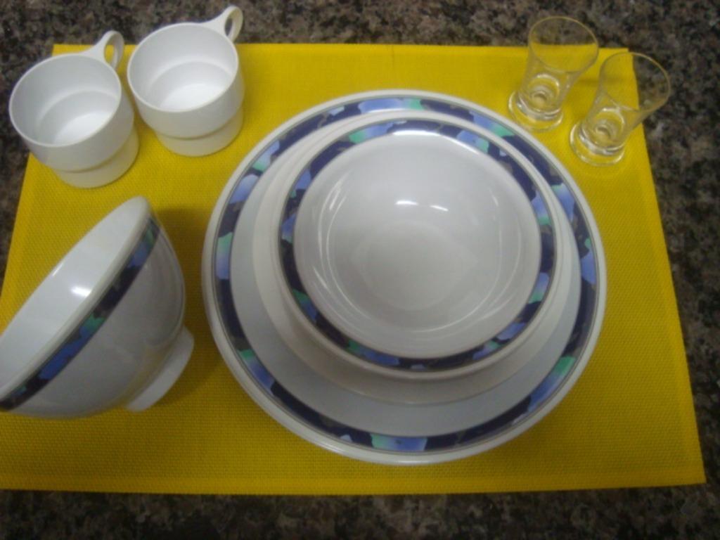 Assiettes / bols / tasses / verres à goutte - Mélamine, Envoi, Comme neuf