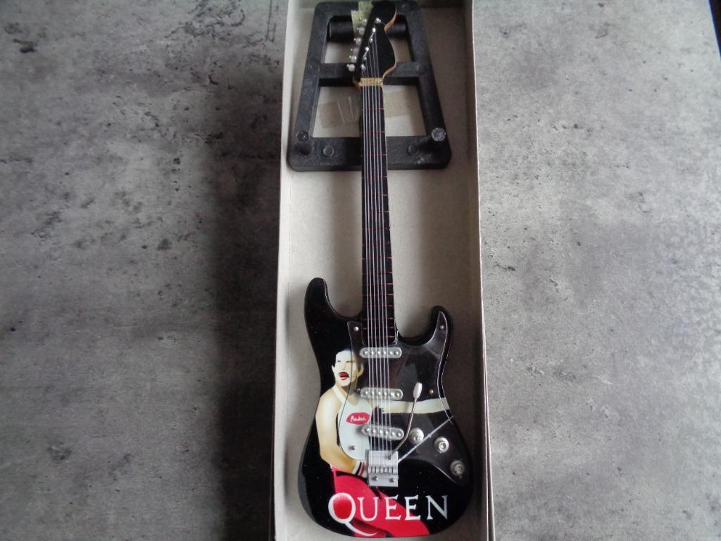 GUITARE QUEEN FREDDIE MERCURY SUR SUPPORT TOUT NEUF, Enlèvement ou Envoi