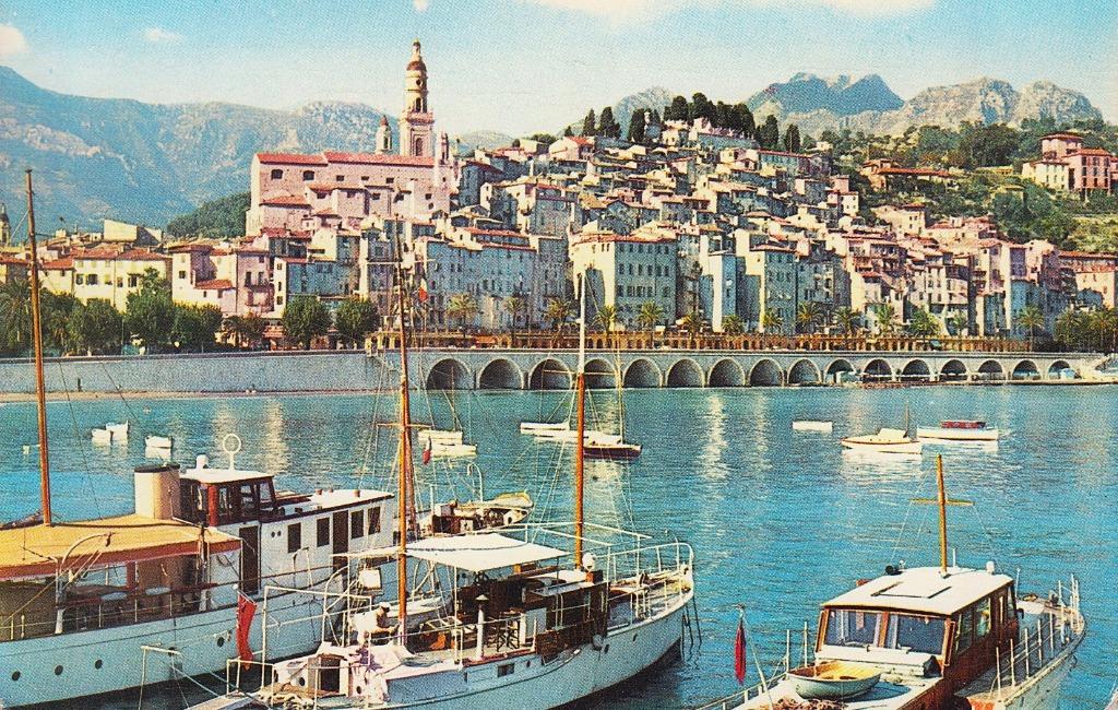 1960 - FRANCE - Menton : La vieille ville, vue du port, Envoi, 1940 à 1960, Affranchie, France