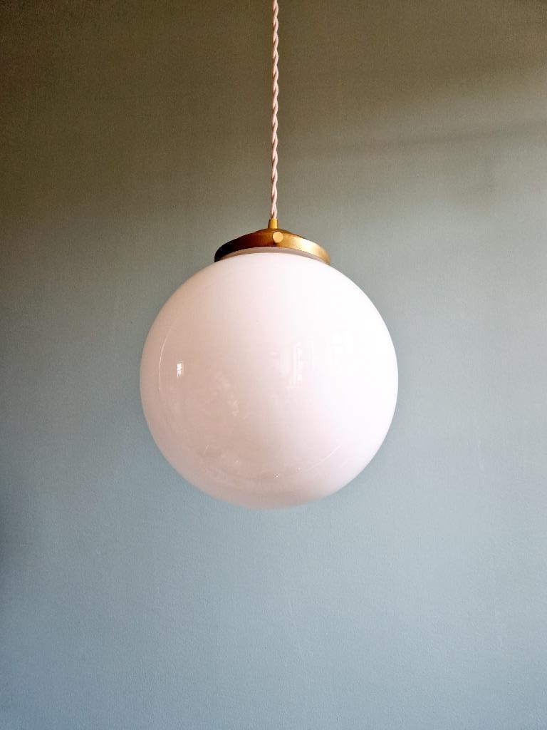Suspension Art Déco avec globe opaline blanc, 1930, Antiquités & Art, Enlèvement ou Envoi
