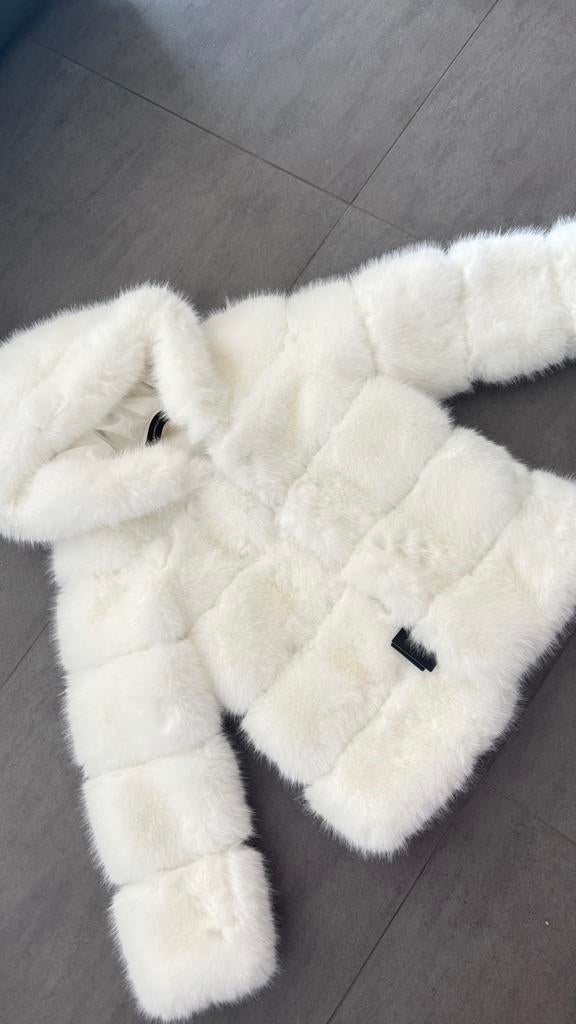 Veste en fourrure a capuche blanche, Enlèvement ou Envoi, Neuf, Taille 38/40 (M), Blanc