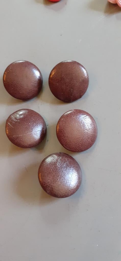 5 boutons cuir brun légèrement bombé, Ophalen of Verzenden, Zo goed als nieuw