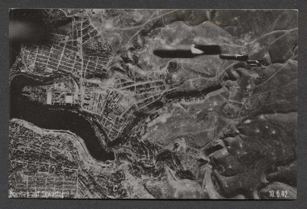 WOII foto: bommen op Sewastopol 10-6-1942 vanuit bommenwerpe, Verzenden, Luchtmacht, Foto of Poster