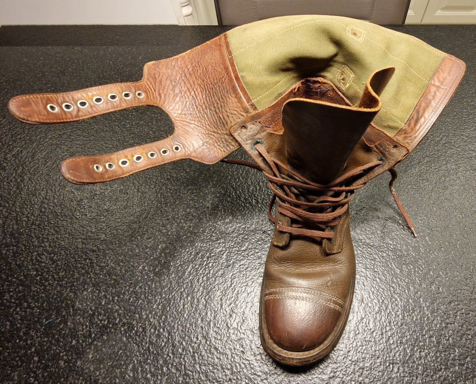 Une botte de combat à double boucle, Enlèvement ou Envoi