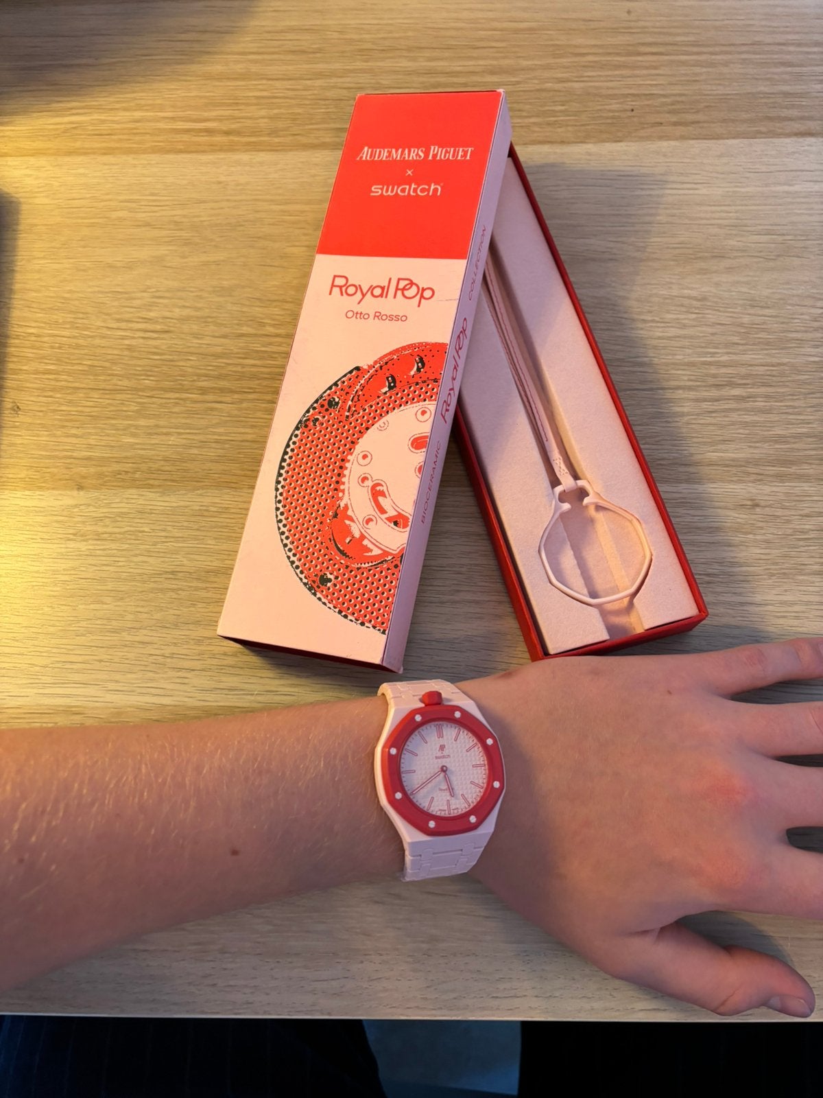Swatch X AP Royal pop - Otto Rosso, Bijoux, Sacs & Beauté, Swatch, Autres matériaux, Autres matériaux, Envoi