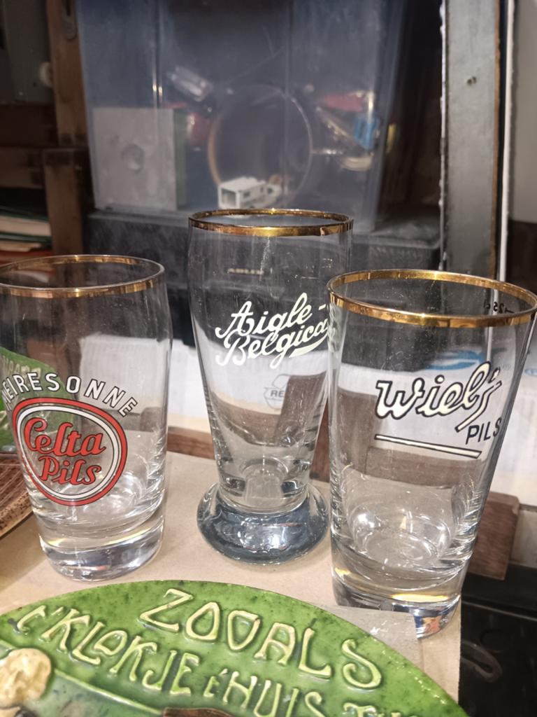Bierglazen, Enlèvement