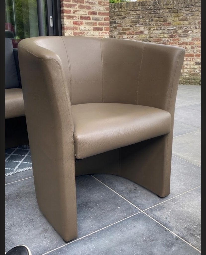 2 lederen kuipzetels, kleur taupe (knappe staat), Huis en Inrichting, Fauteuils, Ophalen, Zo goed als nieuw