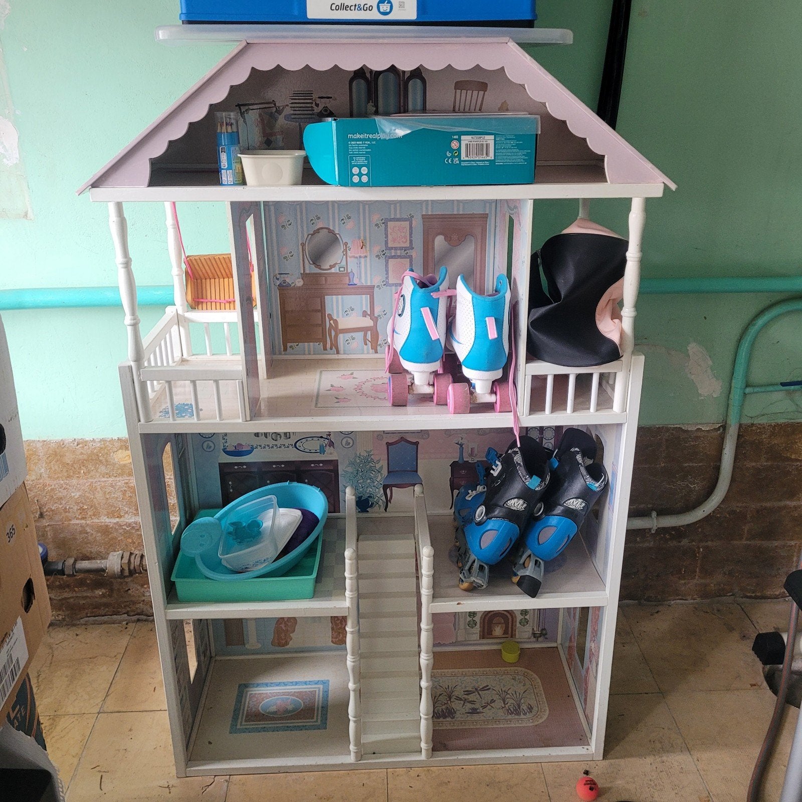 Groot poppenhuis en groot houten bedje voor poppen, Ophalen, Gebruikt, Poppenhuis