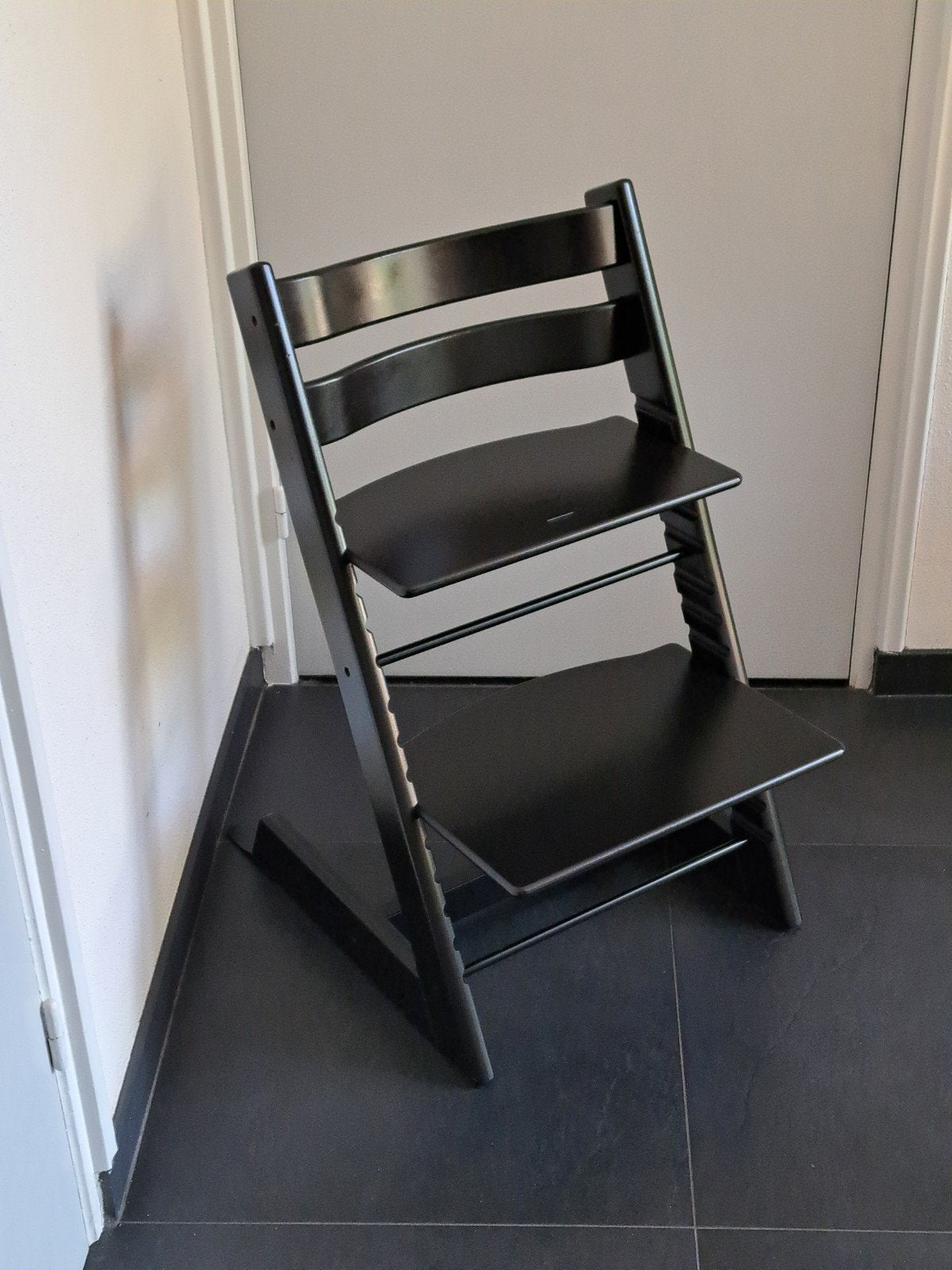Stokke Tripp Trapp NIEUW MODEL in satin zwart, Kinderen en Baby's, Kinderstoelen, Zo goed als nieuw, Meegroeistoel, Aanschuifbaar
