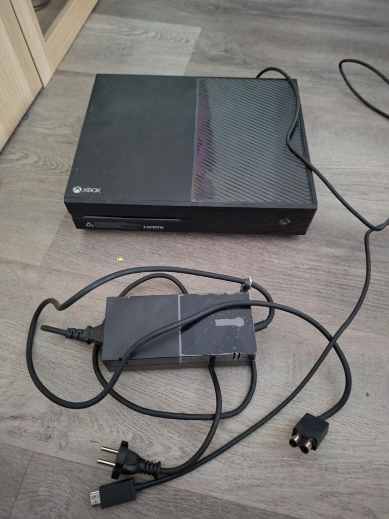 Xbox one met controllers, headset, en heleboel spellen, Games en Spelcomputers, Spelcomputers | Xbox One, Xbox One, Ophalen