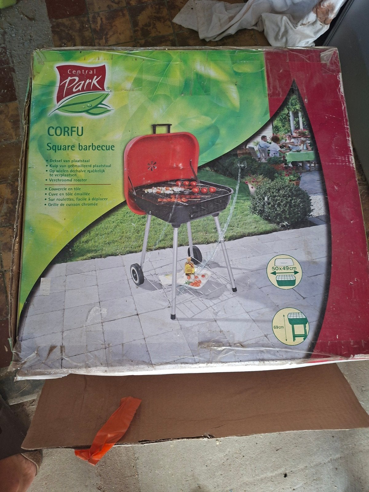 Nieuwe barbecue nooit gemonteerd, Tuin en Terras, Houtskoolbarbecues, Ophalen